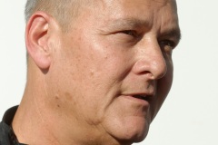 Lors de sa visite dans la commune du Port, Jean-Luc Melenchon est alle se recueillir devant le caveau familial de la famille Verges, avec Pierre Verges (sur la photo) (fils de Paul Verges, maire, députe, president de Region, senateur, et chef de file du Parti Communiste  Reunionnais, decede en novembre 2016). Pour cet hommage, il etait accompagne des deputes Mathilde Panot, Daniele Obono et Jean-Hugues Ratenon (FI La Reunion). During his visit in the city of Le Port, Jean-Luc Melenchon has gone to recollect in front of the Verges family vault, with Pierre Verges (on this picture) (son of Paul Verges, mayor, deputy, president of Region, senator, of the Reunion's Communist Party, died in November 2016). For this tribute, he was accompanied by Mathilde Panot, Daniele Obono and Jean-Hugues Ratenon (FI La Reunion).