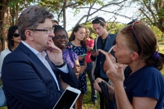 Apres l'hommage a Paul Verges, des enseignants du Port interpellent Jean-Luc Melenchon sur la baisse des contrats d'emplois aides. After the tribute to Paul Verges, teachers of the Port questioned Jean-Luc Melenchon on the decline of employment contracts aids.
