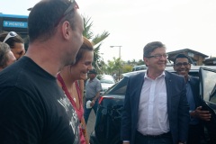 Jean-Luc Melenchon est alle a la rencontre de la population reunionnaise sur le marche de Sainte-Marie (nord de l'ile) ce samedi matin, en compagnie du depute FI Jean-Hugues Ratenon et du depute europeen Younous Omarjee. Jean-Luc Melenchon went to meet the population of Reunion on the market of Sainte-Marie (north of the island) this Saturday morning with deputy FI Jean-Hugues Ratenon and European deputy Younous Omarjee.
