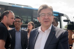 Jean-Luc Melenchon est alle a la rencontre de la population reunionnaise sur le marche de Sainte-Marie (nord de l'ile) ce samedi matin, en compagnie du depute FI Jean-Hugues Ratenon et du depute europeen Younous Omarjee. Jean-Luc Melenchon went to meet the population of Reunion on the market of Sainte-Marie (north of the island) this Saturday morning with deputy FI Jean-Hugues Ratenon and European deputy Younous Omarjee.
