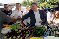 Jean-Luc Melenchon est alle a la rencontre de la population reunionnaise sur le marche de Sainte-Marie (nord de l'ile) ce samedi matin, en compagnie du depute FI Jean-Hugues Ratenon et du depute europeen Younous Omarjee. Jean-Luc Melenchon went to meet the population of Reunion on the market of Sainte-Marie (north of the island) this Saturday morning with deputy FI Jean-Hugues Ratenon and European deputy Younous Omarjee.