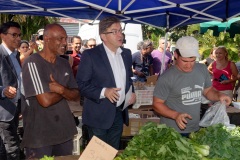 Jean-Luc Melenchon est alle a la rencontre de la population reunionnaise sur le marche de Sainte-Marie (nord de l'ile) ce samedi matin, en compagnie du depute FI Jean-Hugues Ratenon et du depute europeen Younous Omarjee. Jean-Luc Melenchon went to meet the population of Reunion on the market of Sainte-Marie (north of the island) this Saturday morning with deputy FI Jean-Hugues Ratenon and European deputy Younous Omarjee.