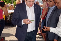 Jean-Luc Melenchon est alle a la rencontre de la population reunionnaise sur le marche de Sainte-Marie (nord de l'ile) ce samedi matin, en compagnie du depute FI Jean-Hugues Ratenon et du depute europeen Younous Omarjee. Jean-Luc Melenchon went to meet the population of Reunion on the market of Sainte-Marie (north of the island) this Saturday morning with deputy FI Jean-Hugues Ratenon and European deputy Younous Omarjee.