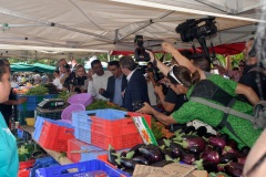 Jean-Luc Melenchon est alle a la rencontre de la population reunionnaise sur le marche de Sainte-Marie (nord de l'ile) ce samedi matin, en compagnie du depute FI Jean-Hugues Ratenon et du depute europeen Younous Omarjee. Jean-Luc Melenchon went to meet the population of Reunion on the market of Sainte-Marie (north of the island) this Saturday morning with deputy FI Jean-Hugues Ratenon and European deputy Younous Omarjee.