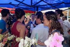 Jean-Luc Melenchon est alle a la rencontre de la population reunionnaise sur le marche de Sainte-Marie (nord de l'ile) ce samedi matin, en compagnie du depute FI Jean-Hugues Ratenon et du depute europeen Younous Omarjee. Jean-Luc Melenchon went to meet the population of Reunion on the market of Sainte-Marie (north of the island) this Saturday morning with deputy FI Jean-Hugues Ratenon and European deputy Younous Omarjee.