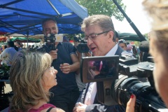 Jean-Luc Melenchon est alle a la rencontre de la population reunionnaise sur le marche de Sainte-Marie (nord de l'ile) ce samedi matin, en compagnie du depute FI Jean-Hugues Ratenon et du depute europeen Younous Omarjee. Jean-Luc Melenchon went to meet the population of Reunion on the market of Sainte-Marie (north of the island) this Saturday morning with deputy FI Jean-Hugues Ratenon and European deputy Younous Omarjee.