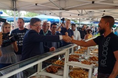 Jean-Luc Melenchon est alle a la rencontre de la population reunionnaise sur le marche de Sainte-Marie (nord de l'ile) ce samedi matin, en compagnie du depute FI Jean-Hugues Ratenon et du depute europeen Younous Omarjee. Jean-Luc Melenchon went to meet the population of Reunion on the market of Sainte-Marie (north of the island) this Saturday morning with deputy FI Jean-Hugues Ratenon and European deputy Younous Omarjee.