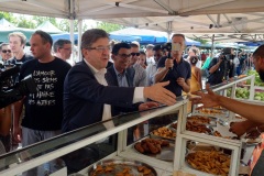 Jean-Luc Melenchon est alle a la rencontre de la population reunionnaise sur le marche de Sainte-Marie (nord de l'ile) ce samedi matin, en compagnie du depute FI Jean-Hugues Ratenon et du depute europeen Younous Omarjee. Jean-Luc Melenchon went to meet the population of Reunion on the market of Sainte-Marie (north of the island) this Saturday morning with deputy FI Jean-Hugues Ratenon and European deputy Younous Omarjee.
