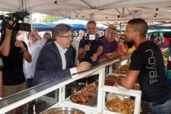 Jean-Luc Melenchon est alle a la rencontre de la population reunionnaise sur le marche de Sainte-Marie (nord de l'ile) ce samedi matin, en compagnie du depute FI Jean-Hugues Ratenon et du depute europeen Younous Omarjee. Jean-Luc Melenchon went to meet the population of Reunion on the market of Sainte-Marie (north of the island) this Saturday morning with deputy FI Jean-Hugues Ratenon and European deputy Younous Omarjee.