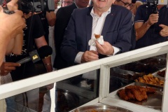 Jean-Luc Melenchon est alle a la rencontre de la population reunionnaise sur le marche de Sainte-Marie (nord de l'ile) ce samedi matin, en compagnie du depute FI Jean-Hugues Ratenon et du depute europeen Younous Omarjee. Jean-Luc Melenchon went to meet the population of Reunion on the market of Sainte-Marie (north of the island) this Saturday morning with deputy FI Jean-Hugues Ratenon and European deputy Younous Omarjee.