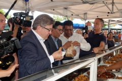 Jean-Luc Melenchon est alle a la rencontre de la population reunionnaise sur le marche de Sainte-Marie (nord de l'ile) ce samedi matin, en compagnie du depute FI Jean-Hugues Ratenon et du depute europeen Younous Omarjee. Jean-Luc Melenchon went to meet the population of Reunion on the market of Sainte-Marie (north of the island) this Saturday morning with deputy FI Jean-Hugues Ratenon and European deputy Younous Omarjee.