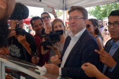 Jean-Luc Melenchon est alle a la rencontre de la population reunionnaise sur le marche de Sainte-Marie (nord de l'ile) ce samedi matin, en compagnie du depute FI Jean-Hugues Ratenon et du depute europeen Younous Omarjee. Jean-Luc Melenchon went to meet the population of Reunion on the market of Sainte-Marie (north of the island) this Saturday morning with deputy FI Jean-Hugues Ratenon and European deputy Younous Omarjee.