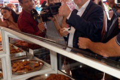 Jean-Luc Melenchon est alle a la rencontre de la population reunionnaise sur le marche de Sainte-Marie (nord de l'ile) ce samedi matin, en compagnie du depute FI Jean-Hugues Ratenon et du depute europeen Younous Omarjee. Jean-Luc Melenchon went to meet the population of Reunion on the market of Sainte-Marie (north of the island) this Saturday morning with deputy FI Jean-Hugues Ratenon and European deputy Younous Omarjee.