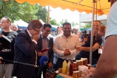 Jean-Luc Melenchon est alle a la rencontre de la population reunionnaise sur le marche de Sainte-Marie (nord de l'ile) ce samedi matin, en compagnie du depute FI Jean-Hugues Ratenon et du depute europeen Younous Omarjee. Jean-Luc Melenchon went to meet the population of Reunion on the market of Sainte-Marie (north of the island) this Saturday morning with deputy FI Jean-Hugues Ratenon and European deputy Younous Omarjee.