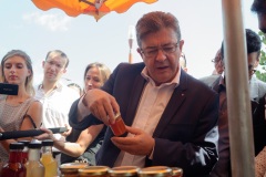 Jean-Luc Melenchon est alle a la rencontre de la population reunionnaise sur le marche de Sainte-Marie (nord de l'ile) ce samedi matin, en compagnie du depute FI Jean-Hugues Ratenon et du depute europeen Younous Omarjee. Jean-Luc Melenchon went to meet the population of Reunion on the market of Sainte-Marie (north of the island) this Saturday morning with deputy FI Jean-Hugues Ratenon and European deputy Younous Omarjee.