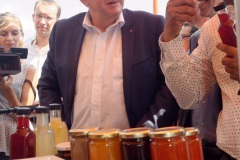 Jean-Luc Melenchon est alle a la rencontre de la population reunionnaise sur le marche de Sainte-Marie (nord de l'ile) ce samedi matin, en compagnie du depute FI Jean-Hugues Ratenon et du depute europeen Younous Omarjee. Jean-Luc Melenchon went to meet the population of Reunion on the market of Sainte-Marie (north of the island) this Saturday morning with deputy FI Jean-Hugues Ratenon and European deputy Younous Omarjee.