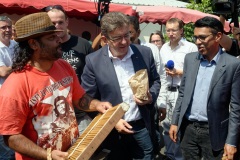 Jean-Luc Melenchon est alle a la rencontre de la population reunionnaise sur le marche de Sainte-Marie (nord de l'ile) ce samedi matin, en compagnie du depute FI Jean-Hugues Ratenon et du depute europeen Younous Omarjee. Jean-Luc Melenchon went to meet the population of Reunion on the market of Sainte-Marie (north of the island) this Saturday morning with deputy FI Jean-Hugues Ratenon and European deputy Younous Omarjee.
