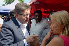 Jean-Luc Melenchon est alle a la rencontre de la population reunionnaise sur le marche de Sainte-Marie (nord de l'ile) ce samedi matin, en compagnie du depute FI Jean-Hugues Ratenon et du depute europeen Younous Omarjee. Jean-Luc Melenchon went to meet the population of Reunion on the market of Sainte-Marie (north of the island) this Saturday morning with deputy FI Jean-Hugues Ratenon and European deputy Younous Omarjee.