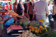 Jean-Luc Melenchon est alle a la rencontre de la population reunionnaise sur le marche de Sainte-Marie (nord de l'ile) ce samedi matin, en compagnie du depute FI Jean-Hugues Ratenon et du depute europeen Younous Omarjee. Jean-Luc Melenchon went to meet the population of Reunion on the market of Sainte-Marie (north of the island) this Saturday morning with deputy FI Jean-Hugues Ratenon and European deputy Younous Omarjee.