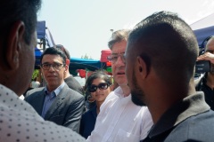 Jean-Luc Melenchon est alle a la rencontre de la population reunionnaise sur le marche de Sainte-Marie (nord de l'ile) ce samedi matin, en compagnie du depute FI Jean-Hugues Ratenon et du depute europeen Younous Omarjee. Jean-Luc Melenchon went to meet the population of Reunion on the market of Sainte-Marie (north of the island) this Saturday morning with deputy FI Jean-Hugues Ratenon and European deputy Younous Omarjee.