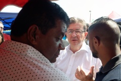 Jean-Luc Melenchon est alle a la rencontre de la population reunionnaise sur le marche de Sainte-Marie (nord de l'ile) ce samedi matin, en compagnie du depute FI Jean-Hugues Ratenon et du depute europeen Younous Omarjee. Jean-Luc Melenchon went to meet the population of Reunion on the market of Sainte-Marie (north of the island) this Saturday morning with deputy FI Jean-Hugues Ratenon and European deputy Younous Omarjee.