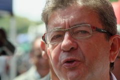 Jean-Luc Melenchon est alle a la rencontre de la population reunionnaise sur le marche de Sainte-Marie (nord de l'ile) ce samedi matin, en compagnie du depute FI Jean-Hugues Ratenon et du depute europeen Younous Omarjee. Jean-Luc Melenchon went to meet the population of Reunion on the market of Sainte-Marie (north of the island) this Saturday morning with deputy FI Jean-Hugues Ratenon and European deputy Younous Omarjee.