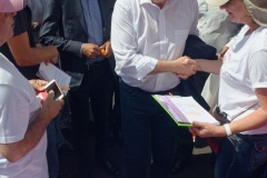 Jean-Luc Melenchon est alle a la rencontre de la population reunionnaise sur le marche de Sainte-Marie (nord de l'ile) ce samedi matin, en compagnie du depute FI Jean-Hugues Ratenon et du depute europeen Younous Omarjee. Jean-Luc Melenchon went to meet the population of Reunion on the market of Sainte-Marie (north of the island) this Saturday morning with deputy FI Jean-Hugues Ratenon and European deputy Younous Omarjee.