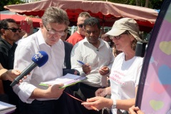 Jean-Luc Melenchon est alle a la rencontre de la population reunionnaise sur le marche de Sainte-Marie (nord de l'ile) ce samedi matin, en compagnie du depute FI Jean-Hugues Ratenon et du depute europeen Younous Omarjee. Jean-Luc Melenchon went to meet the population of Reunion on the market of Sainte-Marie (north of the island) this Saturday morning with deputy FI Jean-Hugues Ratenon and European deputy Younous Omarjee.