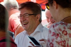 Jean-Luc Melenchon est alle a la rencontre de la population reunionnaise sur le marche de Sainte-Marie (nord de l'ile) ce samedi matin, en compagnie du depute FI Jean-Hugues Ratenon et du depute europeen Younous Omarjee. Jean-Luc Melenchon went to meet the population of Reunion on the market of Sainte-Marie (north of the island) this Saturday morning with deputy FI Jean-Hugues Ratenon and European deputy Younous Omarjee.