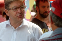 Jean-Luc Melenchon est alle a la rencontre de la population reunionnaise sur le marche de Sainte-Marie (nord de l'ile) ce samedi matin, en compagnie du depute FI Jean-Hugues Ratenon et du depute europeen Younous Omarjee. Jean-Luc Melenchon went to meet the population of Reunion on the market of Sainte-Marie (north of the island) this Saturday morning with deputy FI Jean-Hugues Ratenon and European deputy Younous Omarjee.
