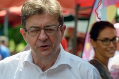 Jean-Luc Melenchon est alle a la rencontre de la population reunionnaise sur le marche de Sainte-Marie (nord de l'ile) ce samedi matin, en compagnie du depute FI Jean-Hugues Ratenon et du depute europeen Younous Omarjee. Jean-Luc Melenchon went to meet the population of Reunion on the market of Sainte-Marie (north of the island) this Saturday morning with deputy FI Jean-Hugues Ratenon and European deputy Younous Omarjee.