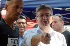 Jean-Luc Melenchon est alle a la rencontre de la population reunionnaise sur le marche de Sainte-Marie (nord de l'ile) ce samedi matin, en compagnie du depute FI Jean-Hugues Ratenon et du depute europeen Younous Omarjee. Jean-Luc Melenchon went to meet the population of Reunion on the market of Sainte-Marie (north of the island) this Saturday morning with deputy FI Jean-Hugues Ratenon and European deputy Younous Omarjee.