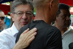 Jean-Luc Melenchon est alle a la rencontre de la population reunionnaise sur le marche de Sainte-Marie (nord de l'ile) ce samedi matin, en compagnie du depute FI Jean-Hugues Ratenon et du depute europeen Younous Omarjee. Jean-Luc Melenchon went to meet the population of Reunion on the market of Sainte-Marie (north of the island) this Saturday morning with deputy FI Jean-Hugues Ratenon and European deputy Younous Omarjee.
