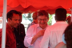 Jean-Luc Melenchon est alle a la rencontre de la population reunionnaise sur le marche de Sainte-Marie (nord de l'ile) ce samedi matin, en compagnie du depute FI Jean-Hugues Ratenon et du depute europeen Younous Omarjee. Jean-Luc Melenchon went to meet the population of Reunion on the market of Sainte-Marie (north of the island) this Saturday morning with deputy FI Jean-Hugues Ratenon and European deputy Younous Omarjee.