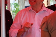 Jean-Luc Melenchon est alle a la rencontre de la population reunionnaise sur le marche de Sainte-Marie (nord de l'ile) ce samedi matin, en compagnie du depute FI Jean-Hugues Ratenon et du depute europeen Younous Omarjee. Jean-Luc Melenchon went to meet the population of Reunion on the market of Sainte-Marie (north of the island) this Saturday morning with deputy FI Jean-Hugues Ratenon and European deputy Younous Omarjee.