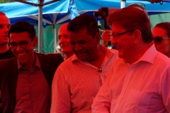 Jean-Luc Melenchon est alle a la rencontre de la population reunionnaise sur le marche de Sainte-Marie (nord de l'ile) ce samedi matin, en compagnie du depute FI Jean-Hugues Ratenon et du depute europeen Younous Omarjee. Jean-Luc Melenchon went to meet the population of Reunion on the market of Sainte-Marie (north of the island) this Saturday morning with deputy FI Jean-Hugues Ratenon and European deputy Younous Omarjee.