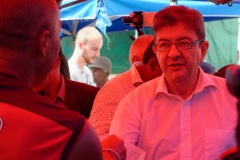 Jean-Luc Melenchon est alle a la rencontre de la population reunionnaise sur le marche de Sainte-Marie (nord de l'ile) ce samedi matin, en compagnie du depute FI Jean-Hugues Ratenon et du depute europeen Younous Omarjee. Jean-Luc Melenchon went to meet the population of Reunion on the market of Sainte-Marie (north of the island) this Saturday morning with deputy FI Jean-Hugues Ratenon and European deputy Younous Omarjee.