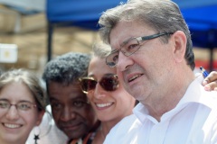 Jean-Luc Melenchon est alle a la rencontre de la population reunionnaise sur le marche de Sainte-Marie (nord de l'ile) ce samedi matin, en compagnie du depute FI Jean-Hugues Ratenon et du depute europeen Younous Omarjee. Jean-Luc Melenchon went to meet the population of Reunion on the market of Sainte-Marie (north of the island) this Saturday morning with deputy FI Jean-Hugues Ratenon and European deputy Younous Omarjee.