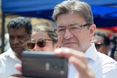 Jean-Luc Melenchon est alle a la rencontre de la population reunionnaise sur le marche de Sainte-Marie (nord de l'ile) ce samedi matin, en compagnie du depute FI Jean-Hugues Ratenon et du depute europeen Younous Omarjee. Jean-Luc Melenchon went to meet the population of Reunion on the market of Sainte-Marie (north of the island) this Saturday morning with deputy FI Jean-Hugues Ratenon and European deputy Younous Omarjee.