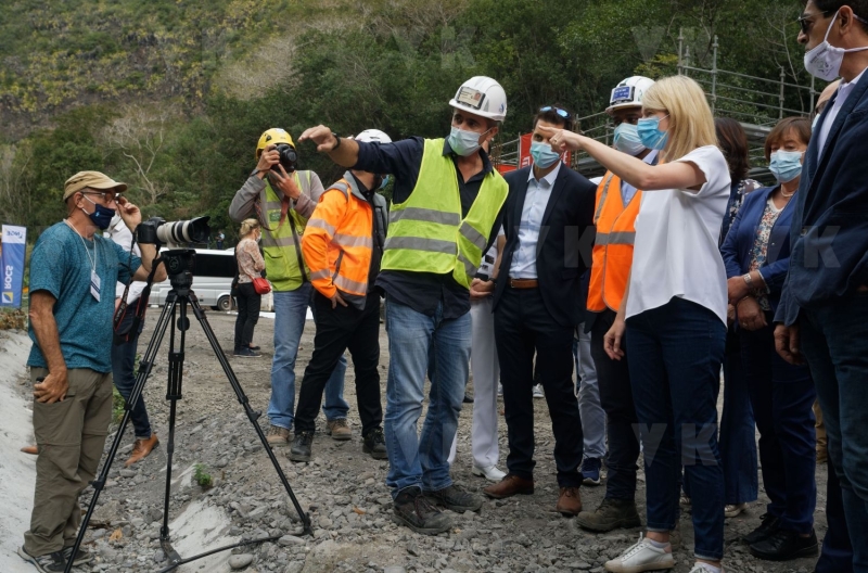 Chantier du barrage du Bras de la Plaine, avec Berangere Abba, secretaire d'Etat chargee de la biodiversite aupres de la ministre de la transition ecologique. Bras de la Plaine dam construction site, with Berangere Abba, State Secretary in charge of biodiversity with the Minister of Ecological Transition