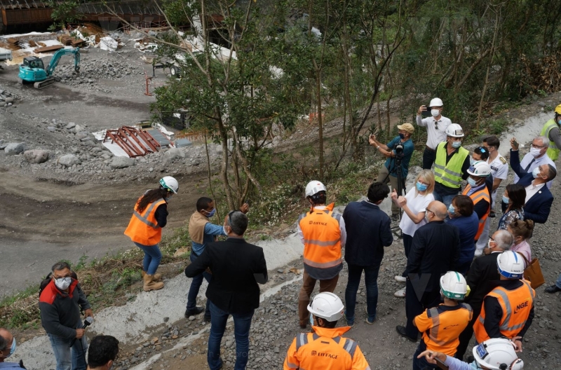Chantier du barrage du Bras de la Plaine, avec Berangere Abba, secretaire d'Etat chargee de la biodiversite aupres de la ministre de la transition ecologique. Bras de la Plaine dam construction site, with Berangere Abba, State Secretary in charge of biodiversity with the Minister of Ecological Transition