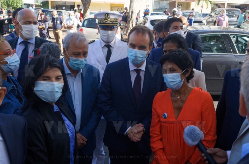 Le ministre de l'Outre-mer a la rencontre d'habitants de logements sociaux. Overseas Minister meets residents of social housing.