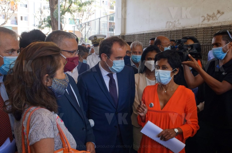 Le ministre de l'Outre-mer a la rencontre d'habitants de logements sociaux. Overseas Minister meets residents of social housing.