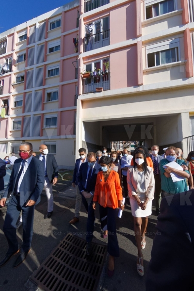 Le ministre de l'Outre-mer a la rencontre d'habitants de logements sociaux. Overseas Minister meets residents of social housing.