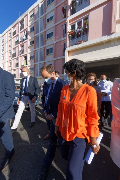 Le ministre de l'Outre-mer a la rencontre d'habitants de logements sociaux. Overseas Minister meets residents of social housing.