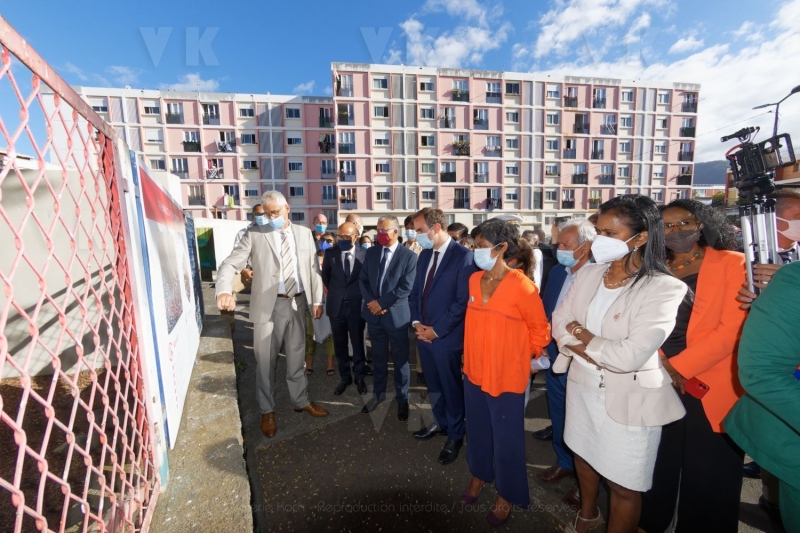 Le ministre de l'Outre-mer a la rencontre d'habitants de logements sociaux. Overseas Minister meets residents of social housing.
