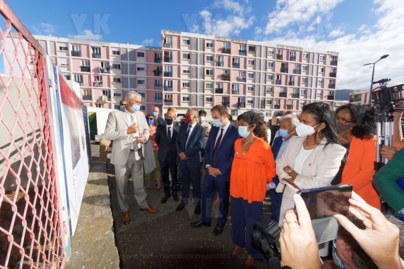 Le ministre de l'Outre-mer a la rencontre d'habitants de logements sociaux. Overseas Minister meets residents of social housing.