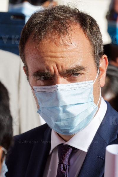 Le ministre de l'Outre-mer a la rencontre d'habitants de logements sociaux. Overseas Minister meets residents of social housing.