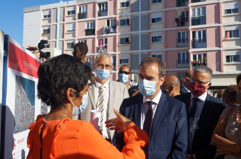 Le ministre de l'Outre-mer a la rencontre d'habitants de logements sociaux. Overseas Minister meets residents of social housing.