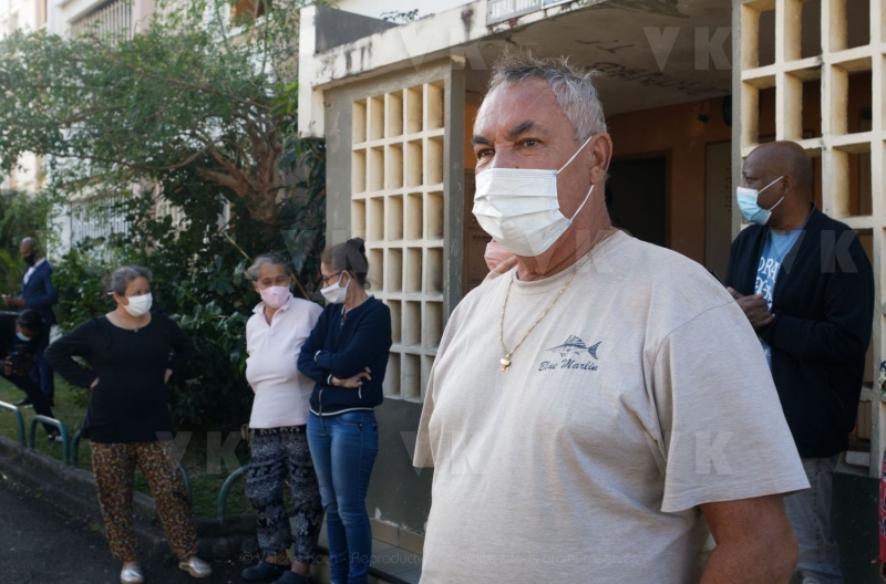 Le ministre de l'Outre-mer a la rencontre d'habitants de logements sociaux. Overseas Minister meets residents of social housing.